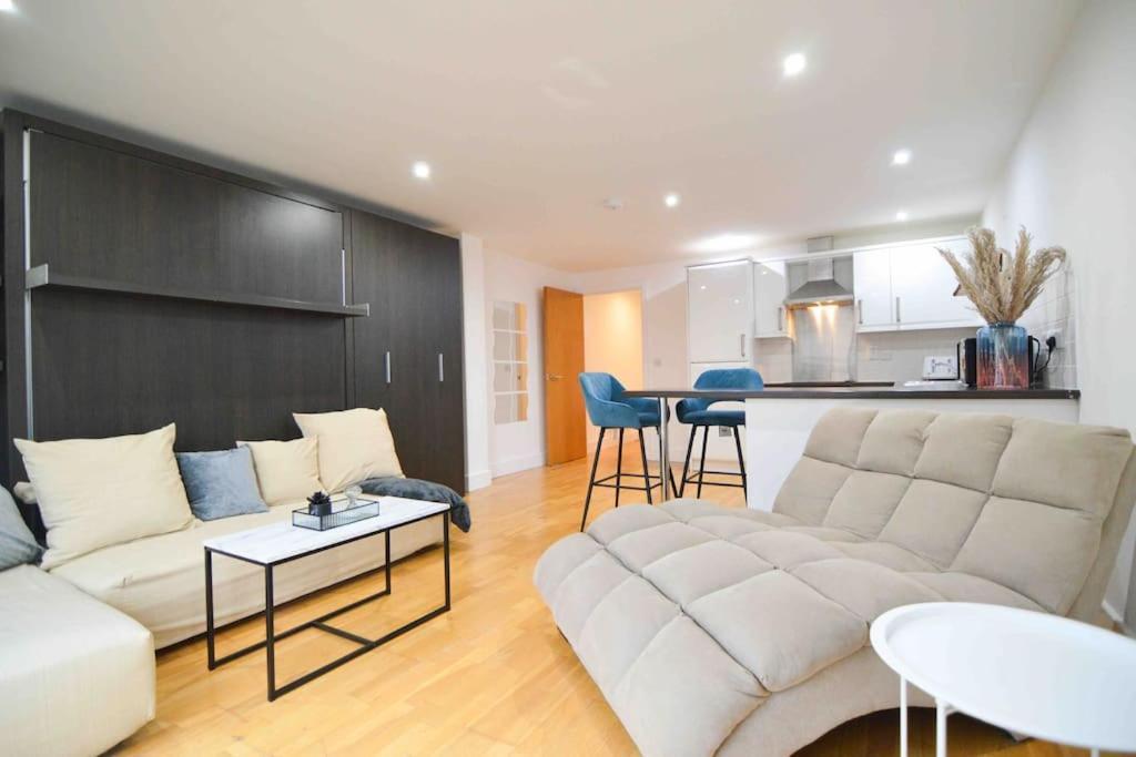 Cosy, Centrally Located Studio With Gated Parking! Loughborough Extérieur photo