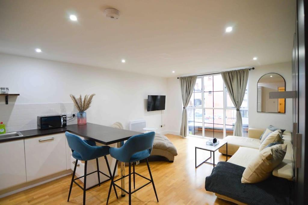 Cosy, Centrally Located Studio With Gated Parking! Loughborough Extérieur photo
